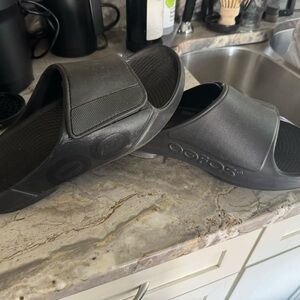 OOFOS Black Sandals Comfortable Flip-Flops
